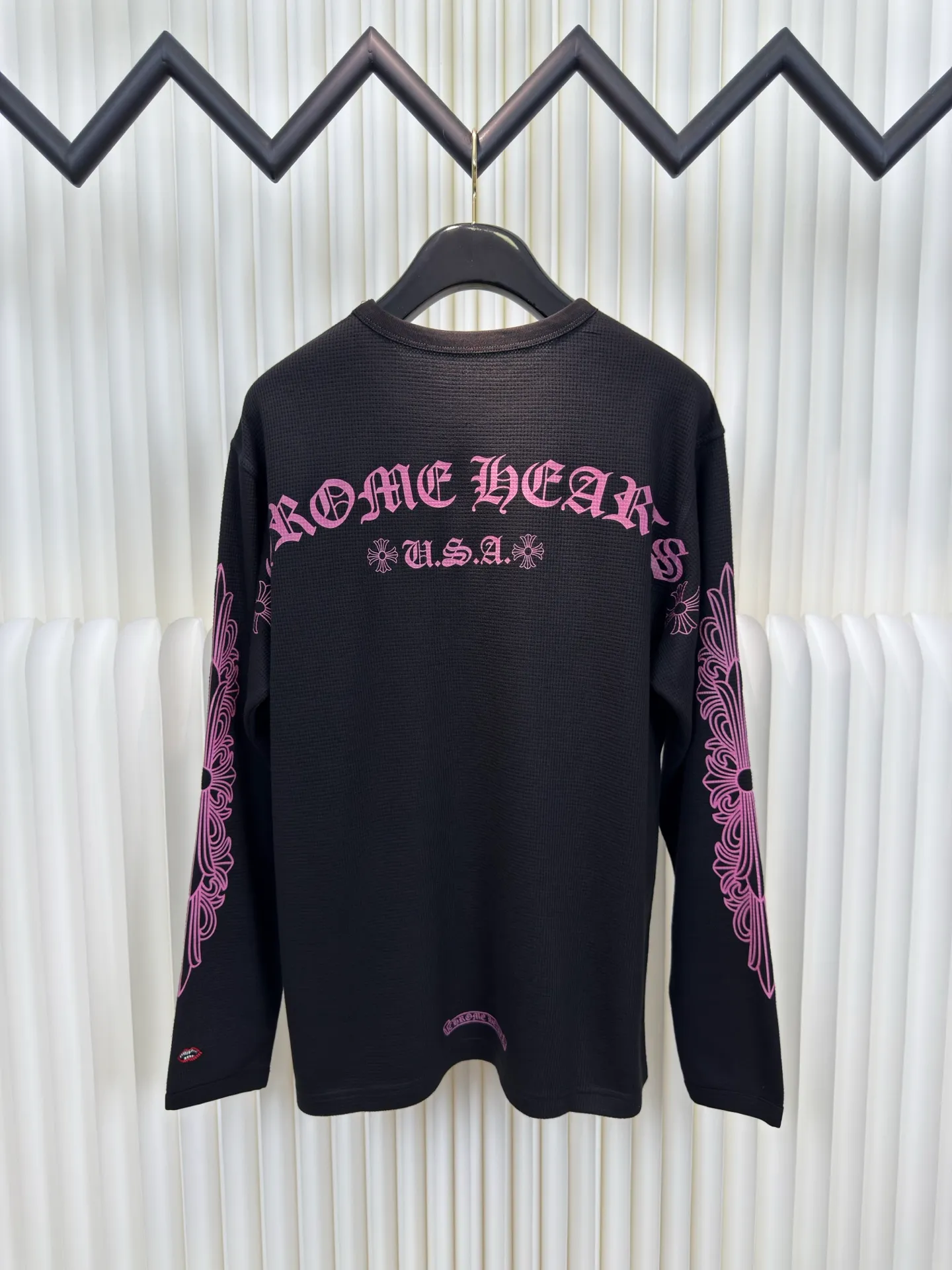P330 Chrome Heart limited black pink waffle. The fabric is made of 280g cotton waffle double-layer material. The printing is made of high-temperature heat transfer for garments. The embroidery is made of imported Tajima embroidery. Size S M L